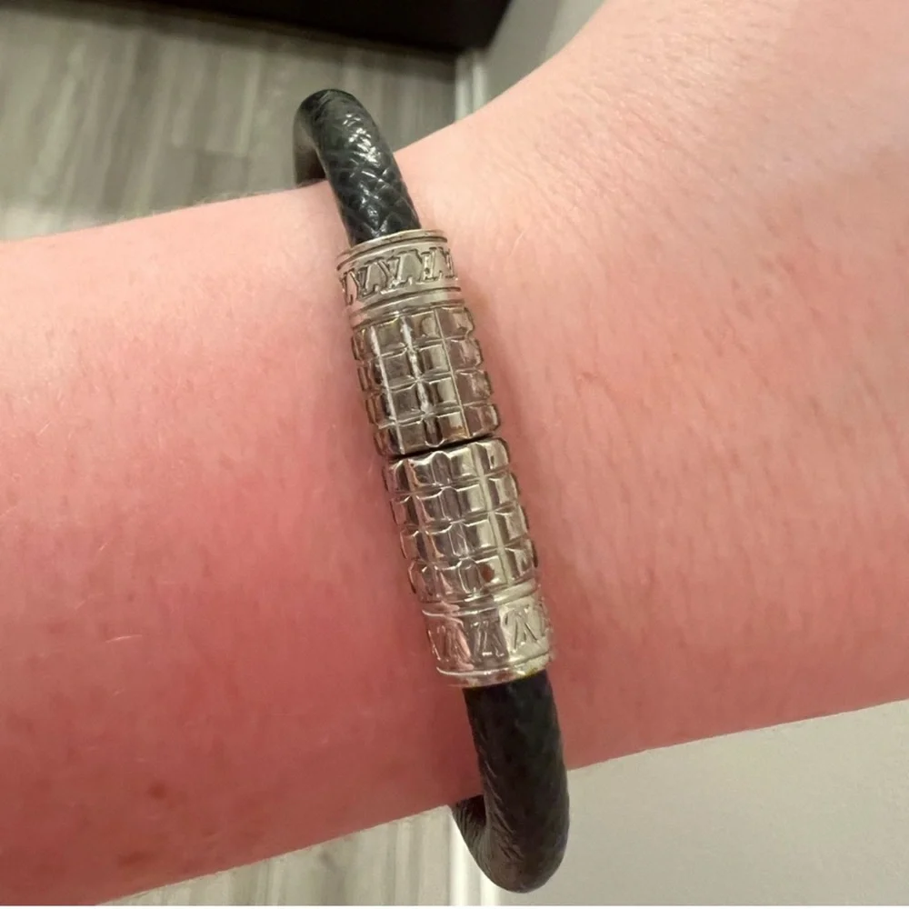 ✨💎UNISEX💎✨ LOUIS VUITTON DIGIT BRACELET WITH DUSTY! STILL IN STORES! - Picture 2 of 6